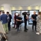 Journalistinnen und Journalisten bei einem Medientermin in Wien. Das Foto zeigt eine Interviewsituation mit Kamera- und Tonteam während in der Wiener Galerie Kaiblinger.