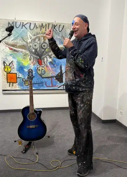 Alf Poier bei Live-Performance zur Ausstellungseröffnung in Wien
