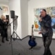 Alf Poier bei Performance zur Ausstellungseröffnung in der Galerie Kaiblinger