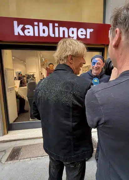 Alf Poier bei Interview mit ATV-Reporter Dominic Heinzl in Wiener Galerie