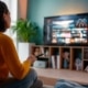 Frau nutzt Smart-TV mit Streamingplattform und moderner Addressable-TV-Werbung im Wohnzimmer