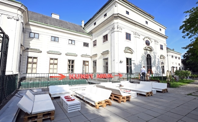 Blick auf die Hofseite des Palais Auersperg mit Terrasse und Gartenbereich in Wien