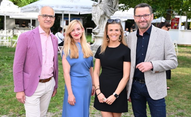 Layr, Wyrobek, Brandlmaier und Himmelbauer im Palaisgarten Auersperg Wolfgang Layr, Katja Wyrobek, Lisi Brandlmaier und Martin Himmelbauer im Palaisgarten Auersperg.