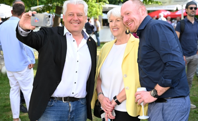 Arsenovic, Rauch-Kallat und Schrott im Palaisgarten Auersperg Hans Arsenovic, Maria Rauch-Kallat und Dominik Schrott im Palaisgarten Auersperg.