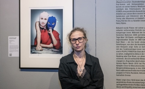 Maria „Masha“ Aljochina vor dem von Platon aufgenommenen und signierten Pussy-Riot-Porträt in der Ausstellung „PLATON. PEOPLE POWER“ im WestLicht Wien