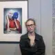 Maria „Masha“ Aljochina vor dem von Platon aufgenommenen und signierten Pussy-Riot-Porträt in der Ausstellung „PLATON. PEOPLE POWER“ im WestLicht Wien