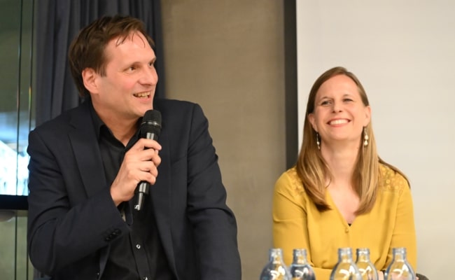 Answer Lang und Katharina Zügel bei einer Podiumsdiskussion zum digitalen Medienstandort
