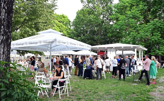 Gäste im Palaisgarten Auersperg Besucher beim Saisonauftakt im Palaisgarten Auersperg