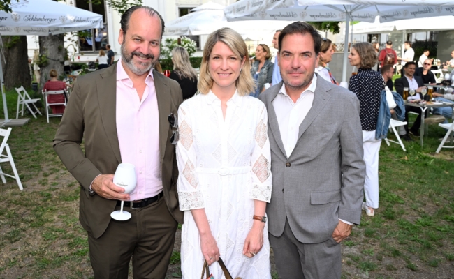 Pink, Grasel und Nowak im Palaisgarten Auersperg Oliver Pink, Sara Grasel und Rainer Nowak im Palaisgarten Auersperg.