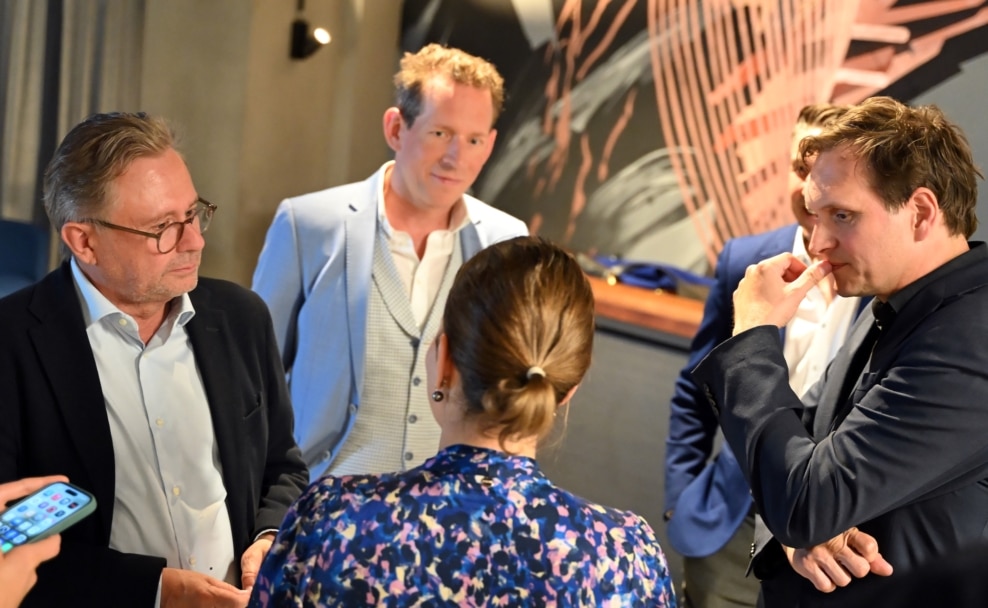 Teilnehmer des Agenda-2050-Dialogs im Gespräch nach der Podiumsdiskussion.