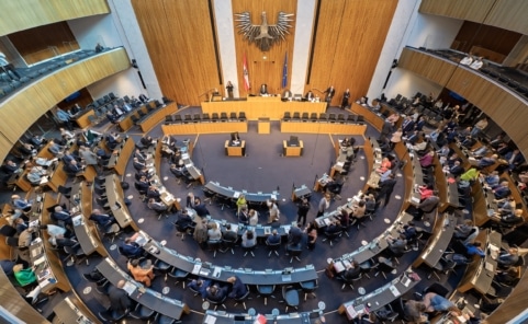 Blick ins Plenum des österreichischen Nationalrats. Nationalratspräsident Walter Rosenkranz (FPÖ) eröffnet die Sitzung.