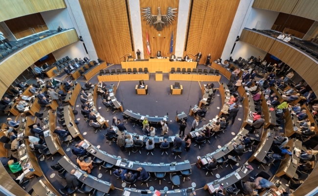Blick ins Plenum des österreichischen Nationalrats. Nationalratspräsident Walter Rosenkranz (FPÖ) eröffnet die Sitzung.