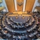 Blick ins Plenum des österreichischen Nationalrats. Nationalratspräsident Walter Rosenkranz (FPÖ) eröffnet die Sitzung.