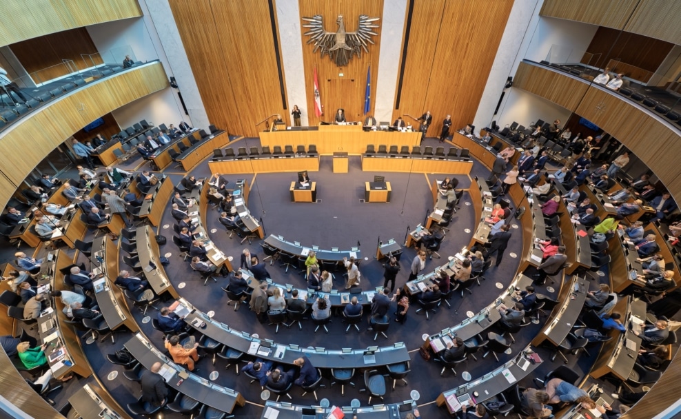 Blick ins Plenum des österreichischen Nationalrats. Nationalratspräsident Walter Rosenkranz (FPÖ) eröffnet die Sitzung.