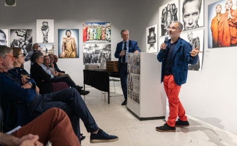 Fotograf Platon spricht bei der Eröffnung seiner Ausstellung „People Power“ im WestLicht Wien