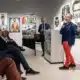 Fotograf Platon spricht bei der Eröffnung seiner Ausstellung „People Power“ im WestLicht Wien