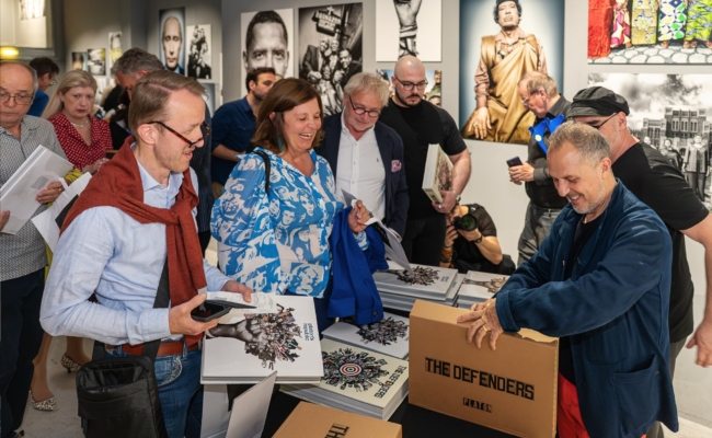 Platon signiert „The Defenders“ im WestLicht Fotograf Platon signiert Exemplare seines Buches „The Defenders“ bei der Eröffnung von „People Power“ im WestLicht Wien