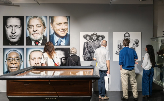 Besucher entdecken „Platon. People Power“ Gäste betrachten Fotografien in der Ausstellung „Platon. People Power“ im WestLicht Wien