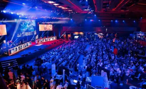 Publikum verfolgt ein Esport-Turnier auf der Hauptbühne des Esports Festival im Austria Center Vienna