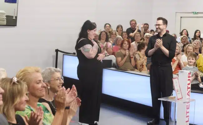 Lena Schätte nach der Bekanntgabe als Gewinnerin des Ingeborg-Bachmann-Preises 2026 im ORF-Theater in Klagenfurt.