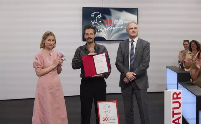Ozan Zakariya Keskinkılıç nach der Verleihung des Deutschlandfunk-Preises bei den 50. Tagen der deutschsprachigen Literatur 2026 in Klagenfurt.