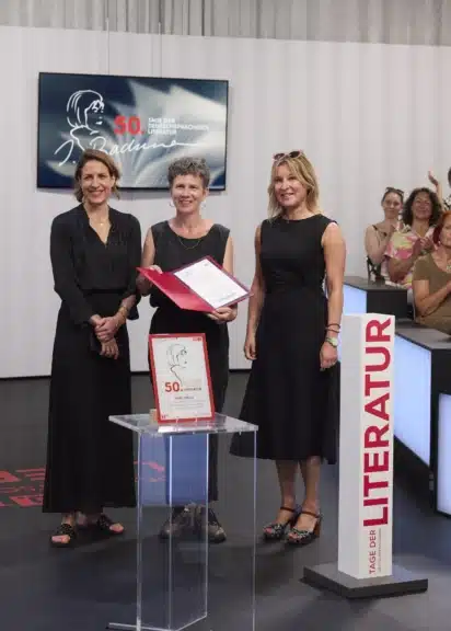 Magdalena Schrefel nach der Verleihung des 3sat-Preises bei den 50. Tagen der deutschsprachigen Literatur 2026 in Klagenfurt.