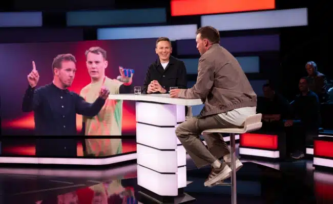 ZDF-Moderator Jochen Breyer spricht mit Bundestrainer Julian Nagelsmann im Studio.