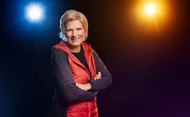 Sportkommentatorin Claudia Neumann bei einem Porträtfoto zur Fußball-WM 2026.