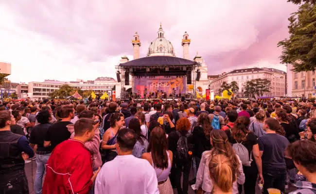 Besucherinnen und Besucher vor der Seebühne des Popfests Wien am Karlsplatz.