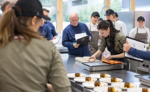Teilnehmerinnen und Teilnehmer des Nachwuchswettbewerbs Taste of Tomorrow bei der Arbeit in der Wettbewerbsküche