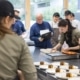 Teilnehmerinnen und Teilnehmer des Nachwuchswettbewerbs Taste of Tomorrow bei der Arbeit in der Wettbewerbsküche