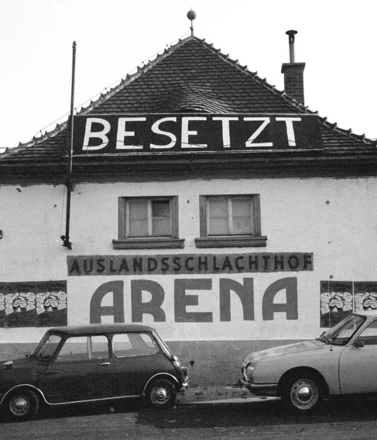 Historisches Foto aus der Ausstellung „50 Jahre Arena“ im Wien Museum.