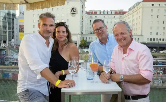 Branchenvertreter beim WEST4MEDIA-Jubiläum Bernd und Barbara Fisa, Florens Eblinger sowie Ronen Seller beim Jubiläumsfest von WEST4MEDIA im Motto am Fluss.