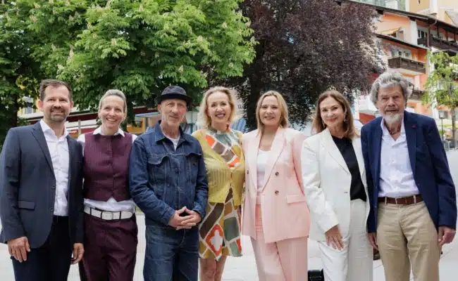Kim Cattrall, Reinhold Messner und Festivalverantwortliche vor dem Kursaal in Bad Hofgastein