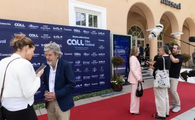 Reinhold Messner und Kim Cattrall geben Medieninterviews am Roten Teppich des CALL Film Festivals in Bad Hofgastein