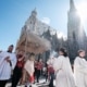 Fronleichnamsprozession mit Monstranz und Ministranten vor dem Wiener Stephansdom