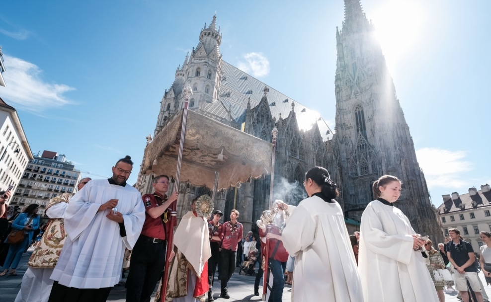 Fronleichnamsprozession mit Monstranz und Ministranten vor dem Wiener Stephansdom
