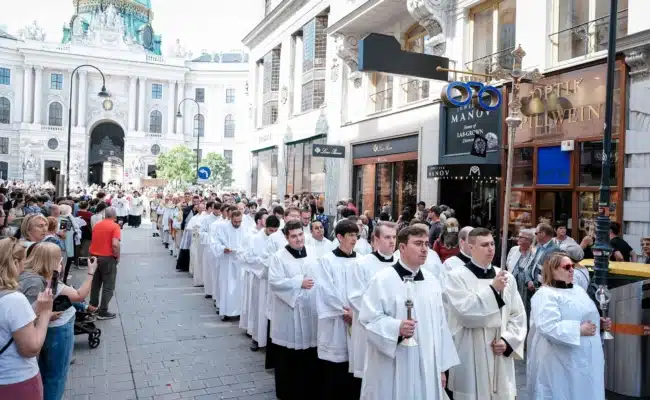 Zuschauer verfolgen die Fronleichnamsprozession am Kohlmarkt in Wien.