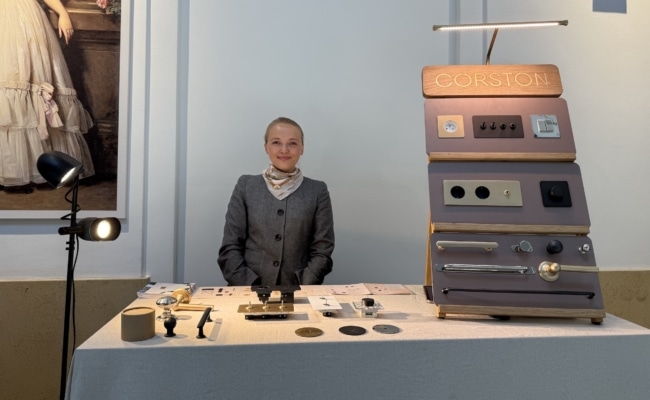 Katharina Jakinzen am Stand von Corston beim Design RDV im Palais Coburg mit Schaltern, Beschlägen und Leuchten für Interior-Projekte