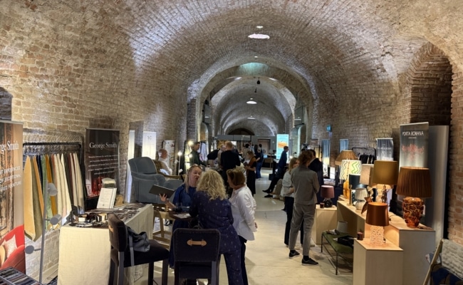 Aussteller von Design RDV präsentieren Stoffe, Leuchten und Interior-Produkte in den historischen Gewölberäumen des Palais Coburg in Wien
