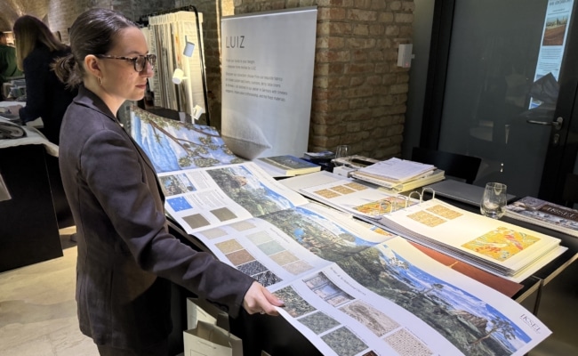 Eleonora Antico präsentiert großformatige Wandgestaltungen von Iksel Decorative Arts beim Design RDV im Palais Coburg