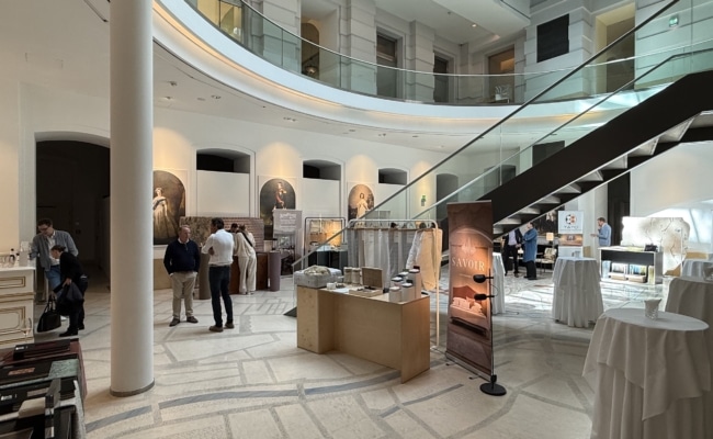 Blick in den zentralen Ausstellungsbereich von Design RDV im Palais Coburg mit Präsentationen internationaler Interior- und Designmarken