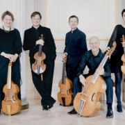 Das Ensemble Phantasm mit historischen Gamben bei einem Konzertprogramm in der Sammlung alter Musikinstrumente in Wien.