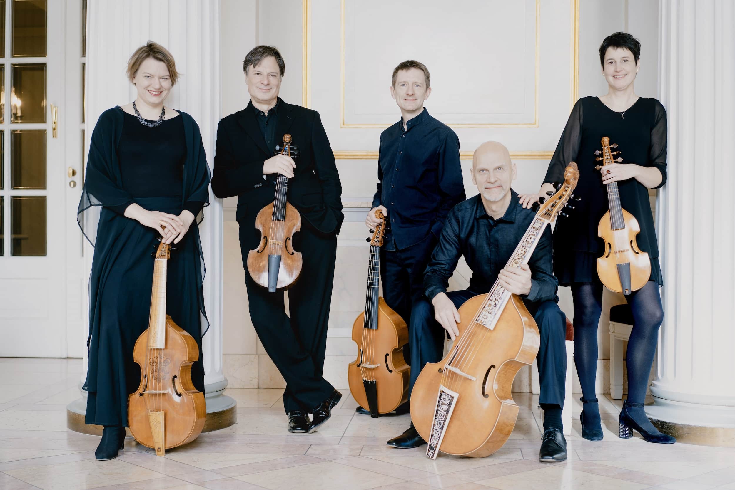 Das Ensemble Phantasm mit historischen Gamben bei einem Konzertprogramm in der Sammlung alter Musikinstrumente in Wien.