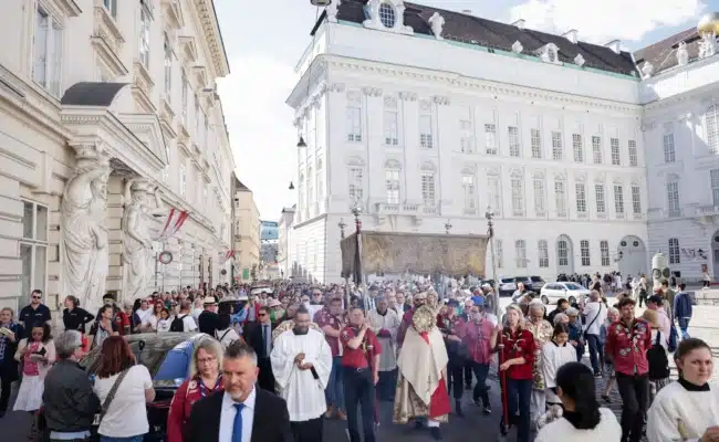 Teilnehmer der Fronleichnamsprozession auf dem Weg durch die Wiener Innenstadt