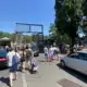 Badegäste vor dem Eingang des Gänsehäufels in Wien an einem stark besuchten Sommertag