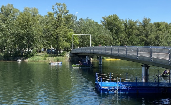 Brücke zum Gänsehäufel über das Kaiserwasser an einem sonnigen Sommertag in Wien