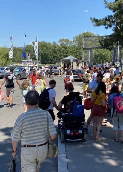 Besucher warten an einem heißen Sommertag vor dem Eingang des Gänsehäufels in Wien