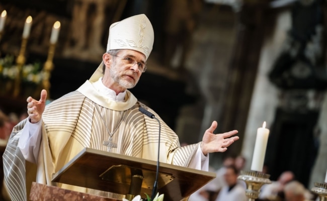 Erzbischof Josef Grünwidl predigt während der Priesterweihe im Wiener Stephansdom.
