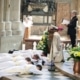 Fünf Weihekandidaten liegen während der Allerheiligenlitanei vor dem Altar des Wiener Stephansdoms am Boden.